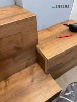  Mlynářské schody s vinylem BUKOMA Dub Rustikální Medový - detail z průběhu instalace